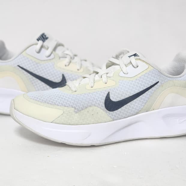 나이키 화이트 경량 러닝화 스니커즈