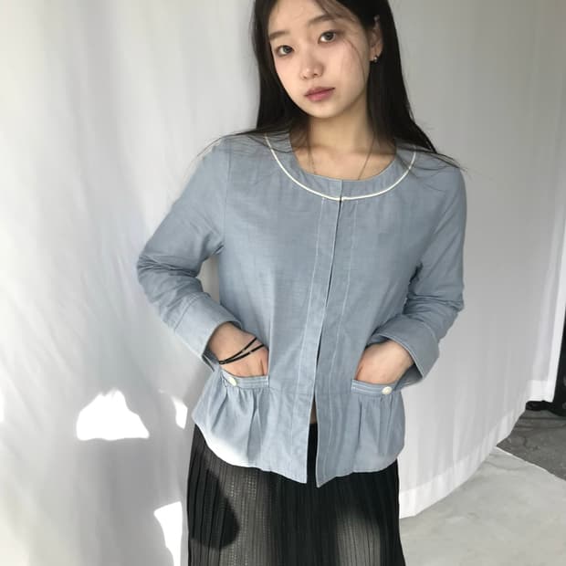 버튼 포켓 연청 블라우스 