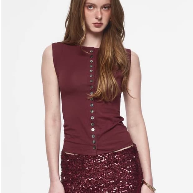 투머치택스 자개 버튼 슬리브리스 탑 마룬