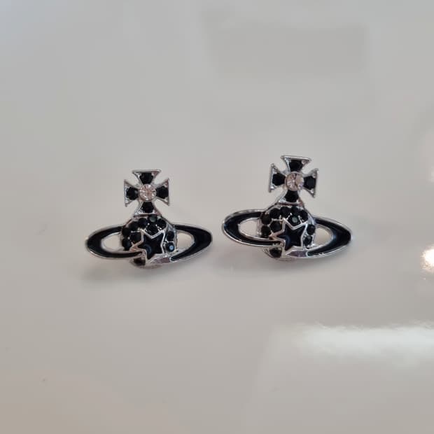 비비안웨스트우드 업사이클링 블랙스타 귀걸이