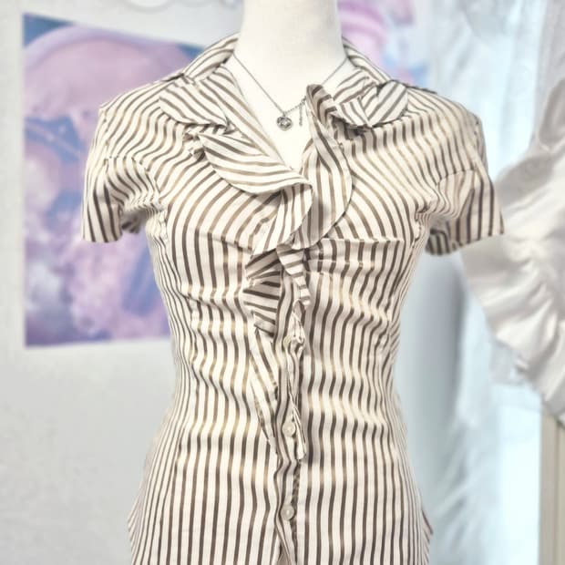 나라카미체 골드 스트라이프 핀턱 프릴 오네갸루 블라우스