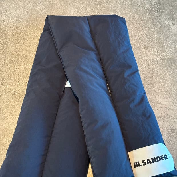 질샌더 / 다운 패딩 머플러 - 네이비