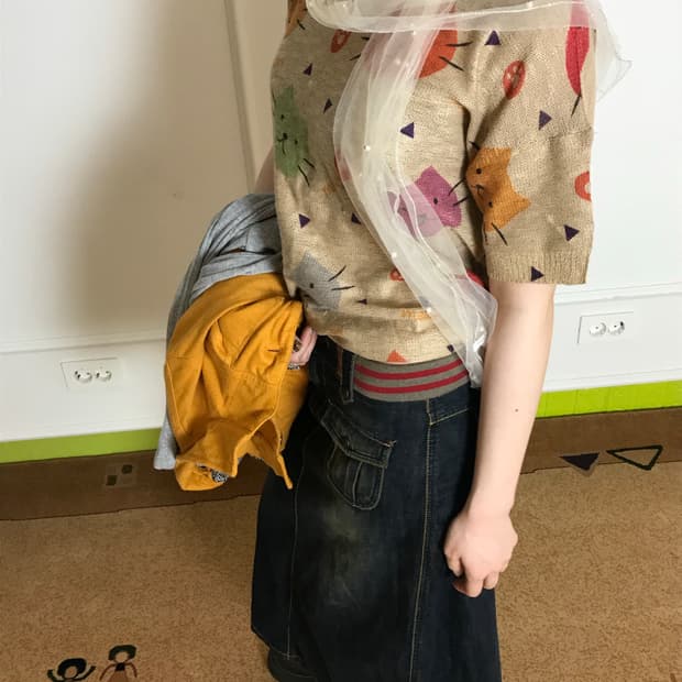 플라워 디테일 소매와 귀여운 🐱고양이 프린팅을 더해 위트 있는 무드:)