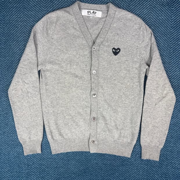 꼼데가르송 플레이 블랙 하트 가디건 (차콜 그레이 / M)