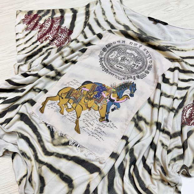 데시구알 패턴 자수 티셔츠