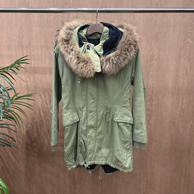 막스앤코 롱 야상 점퍼 퍼 트리밍 후드 드로우 스트링 디테일 카키