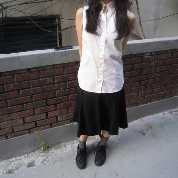 아르마니 꼴레지오니 슬리브리스 셔츠 밑단 사이드 지퍼 디테일 아이보리