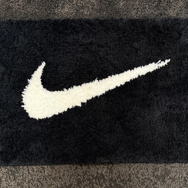 나이키 스우시 러그 블랙 화이트