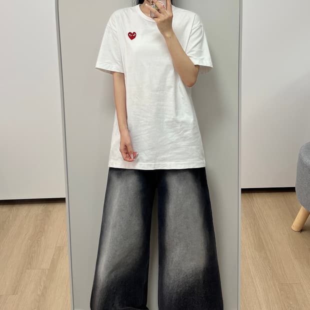 꼼데가르송 플레이 레드 하트 와펜 화이트 반팔 티셔츠