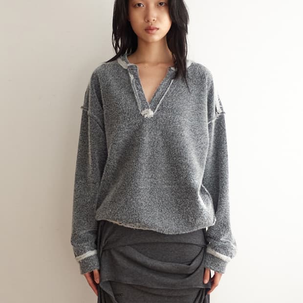 세릭 Furry V-Neck Sweatshirt cos