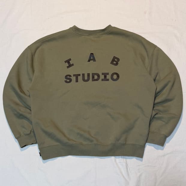 아이앱 스튜디오 맨투맨 스웻셔츠 올리브 그린 카키