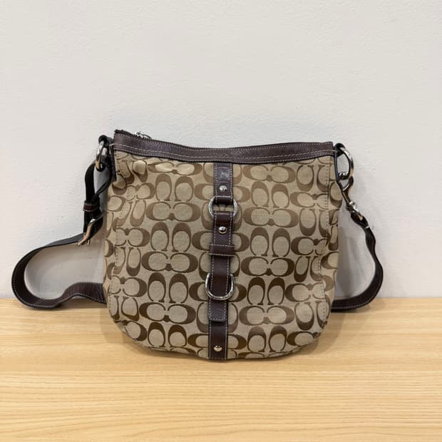 코치 시그니처 캔버스 숄더백 레더 스크랩 D링 디테일 베이지 브라운