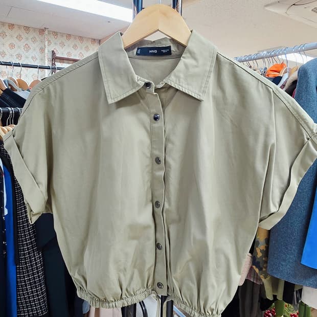 M / 새상품) MNG 망고 카키 크롭 셔츠 블라우스 (스트링 디테일)