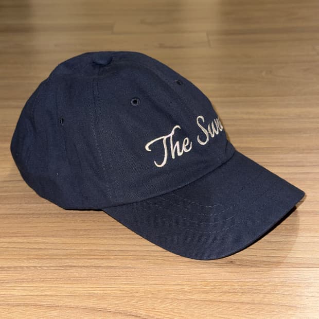 The Sweat 더스웻 커시브 로고 캡 네이비 