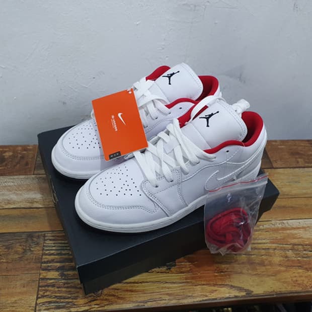 NIKE 나이키 에어 조던 1 로우 화이트 레드 새상품 (235MM)