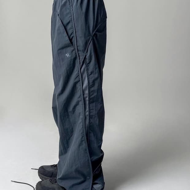 산산기어 SIDE FLAP TRACK PANTS (블루차콜)