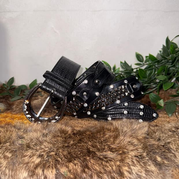 Black cubic stud buckle belt
