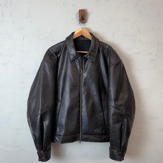 아모멘토st 비건레더 블루종 자켓