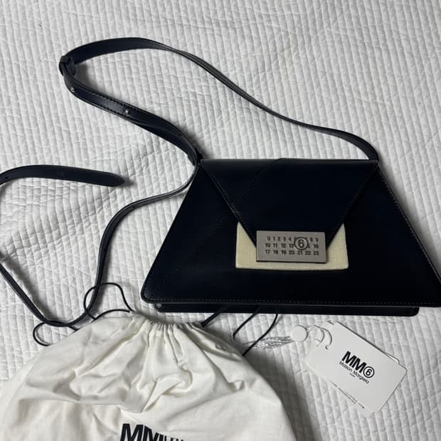 메종마르지엘라 mm6 넘버링 로고 레더 미디엄 크로스백