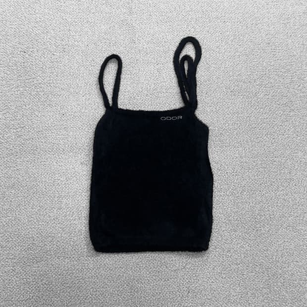 오도어 Fuzzy 크로스 슬리브리스 블랙