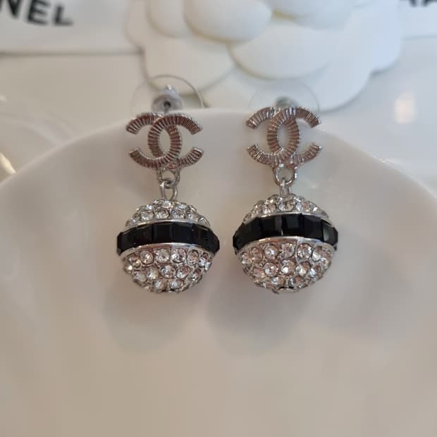샤넬 CC 크리스탈볼&블랙스왈 드롭귀걸이 실버 업사이클링