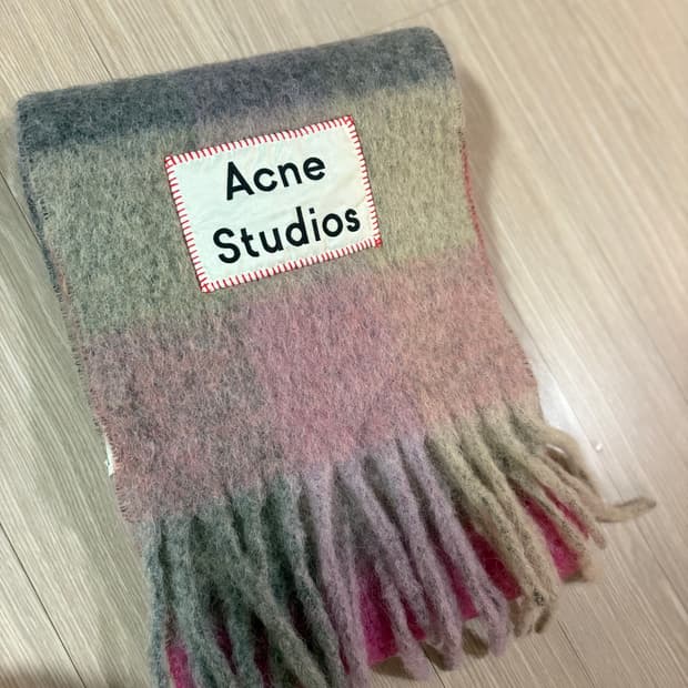 아크네 컬러블록 목도리 구버전 판매합니다. 