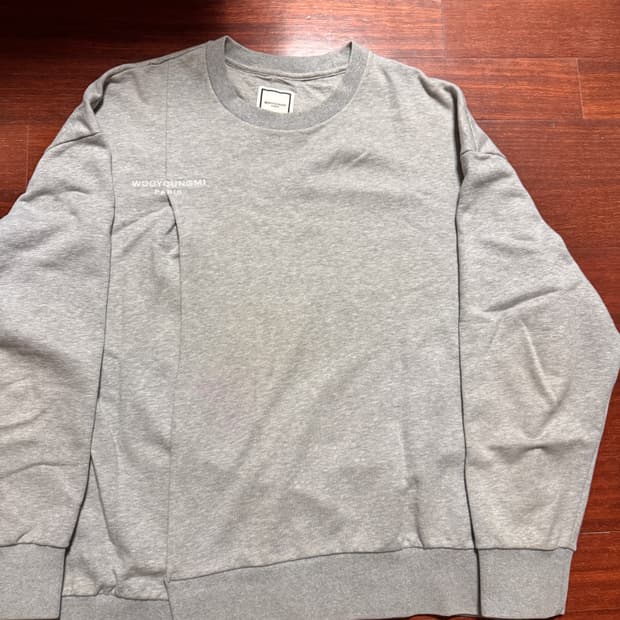 우영미 절개 맨투맨