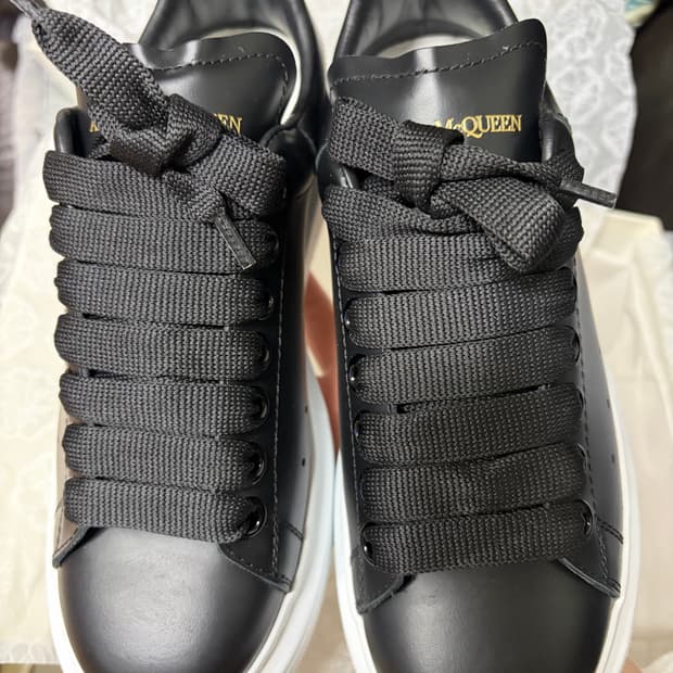 (새제품) 알렉산더 맥퀸 오버솔 스니커즈 블랙 235사이즈