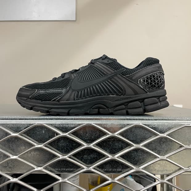 나이키 줌 보메로 5 트리플 블랙 275