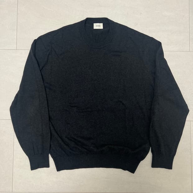 인더로우 라운드넥 니트 차콜