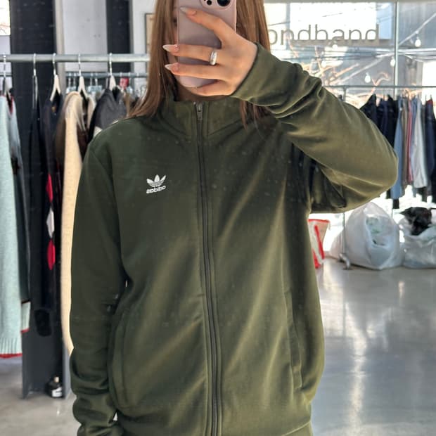 아디다스 에센셜 카키 져지