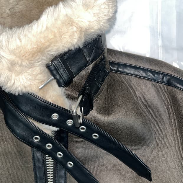 미나브 래더 스트랩 무스탕 자켓