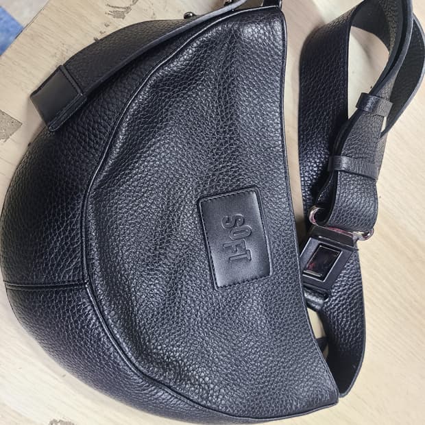 소프트서울 소가죽 하프문 슬링백