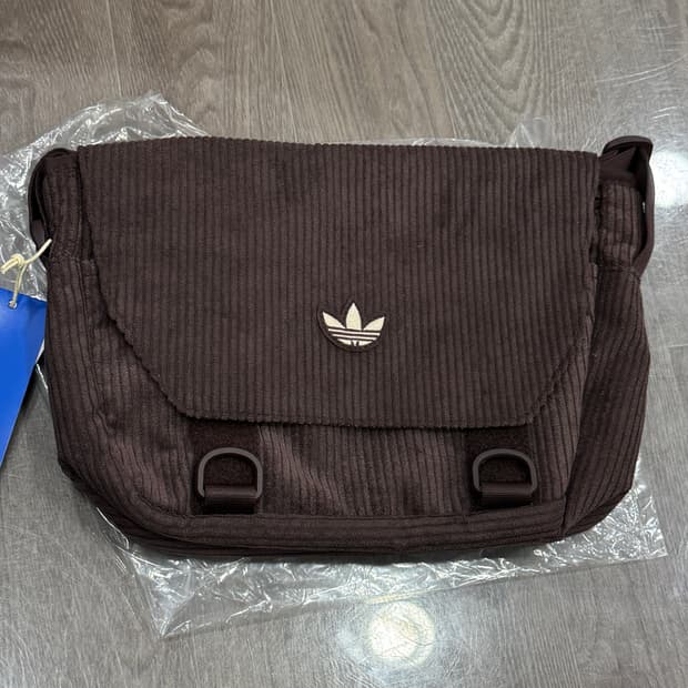 아디다스 코듀로이 메신저백 쉐도우 브라운