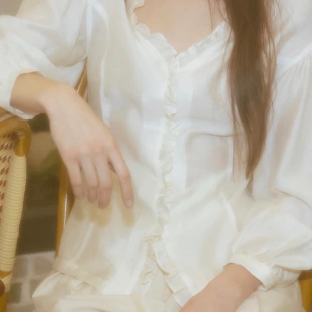 더티스 러플 블라우스 FRONT SLENDER RUFFLE BLOUSE