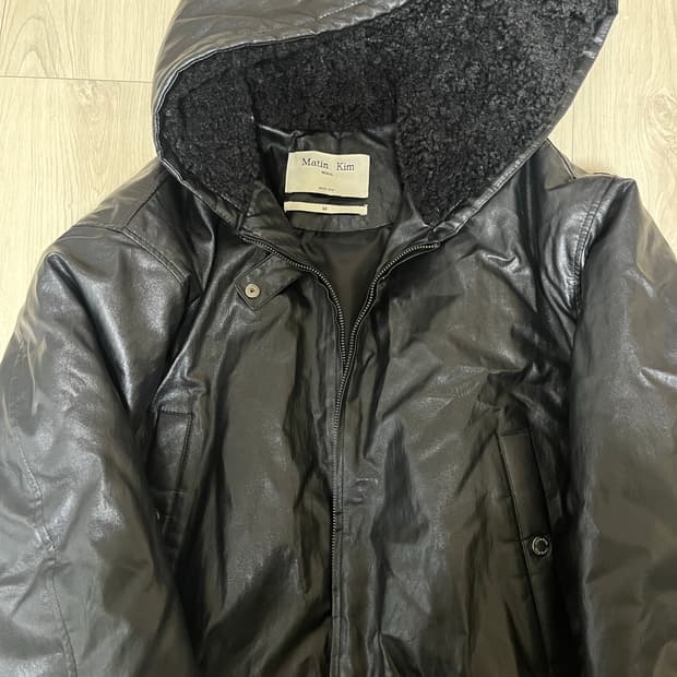 마뗑킴 FAUX LEATHER ZIP UP HOODY IN BLACK