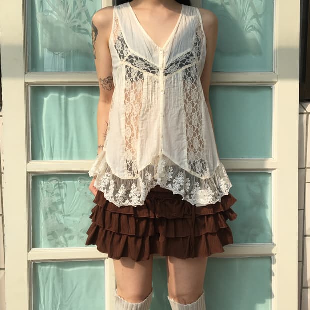 Lace trimming sleeveless