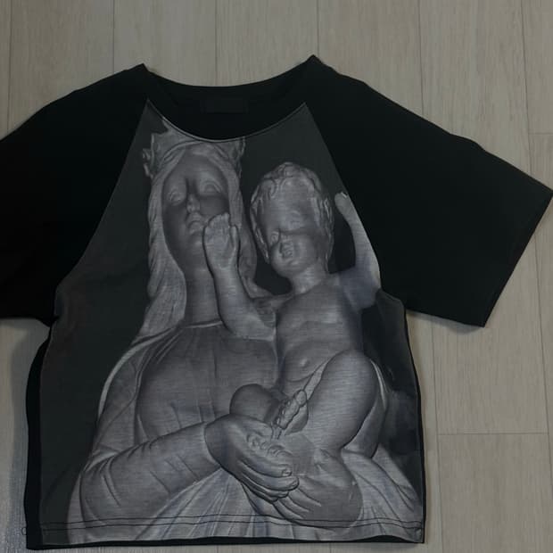 오도어 스컬프터 래글런 크롭 탑