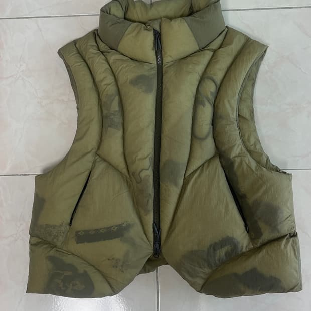 Hyein seo padded vest 리버시블 패딩 베스트 카키 3