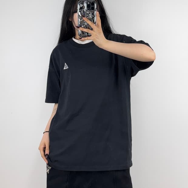 나이키 ACG 백 프린킹 반팔 티셔츠 블랙 E276