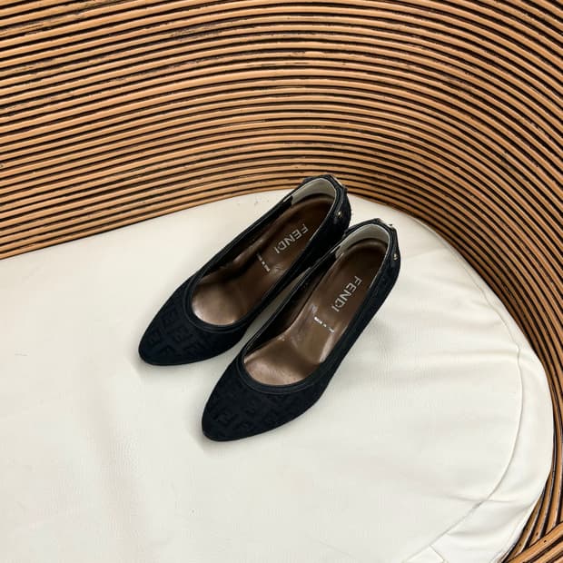 펜디 빈티지 블랙 모노그램 펌프스