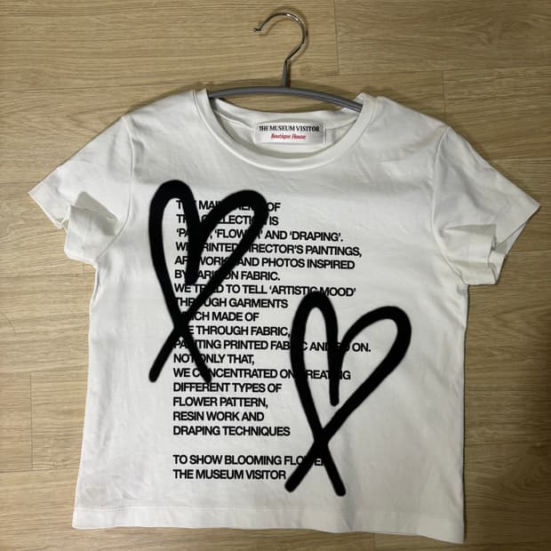 더뮤지엄비지터 반팔 W HEART PRINTED CROP T-SHIRT