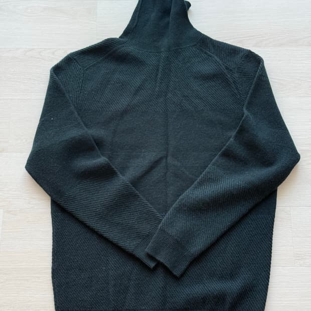 커스텀멜로우 사선 조직 터틀넥 니트 딥그린