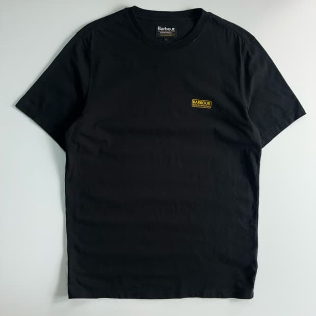 Barbour  바버 인터네셔널 에센셜 스몰로고 블랙 반팔 티셔츠  Pr