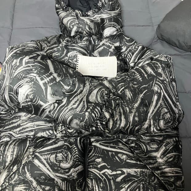 슈프림 hr 기거 푸파 패딩