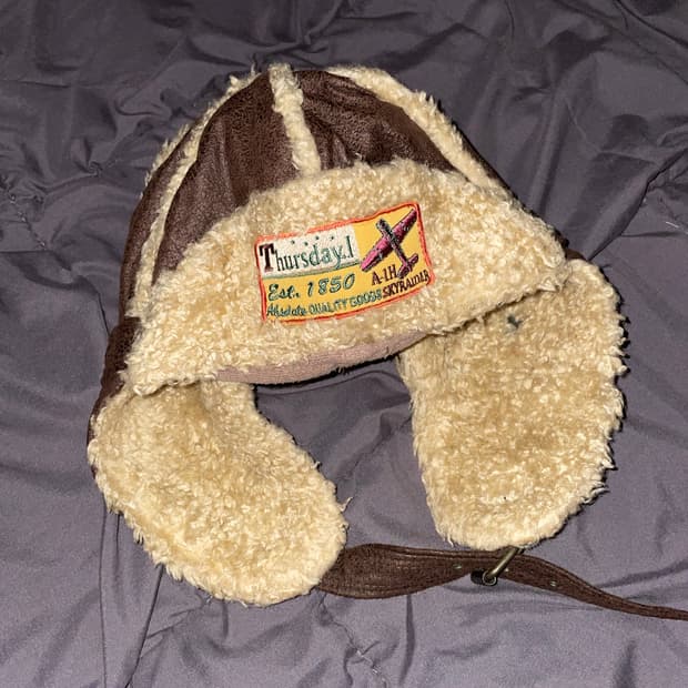 써스데이 아일랜드 스웨이드 트래퍼햇