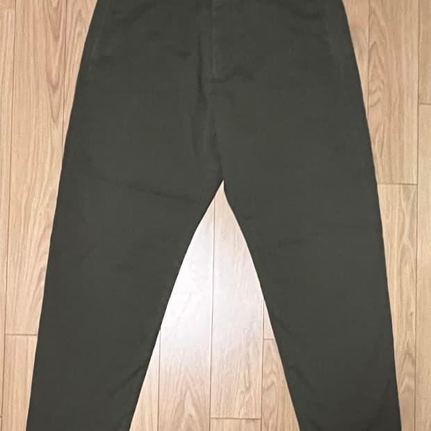 COS 올리브색 남성 면바지