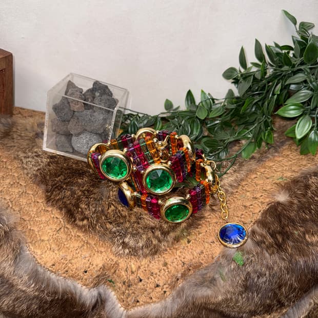 Mixed color cubic chain belt