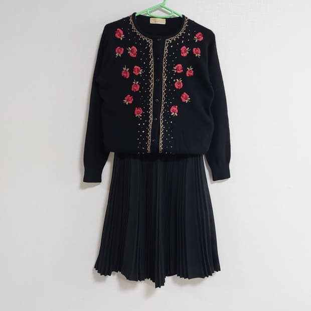 울90%자수가디건 + 플리츠스커트 코디세트