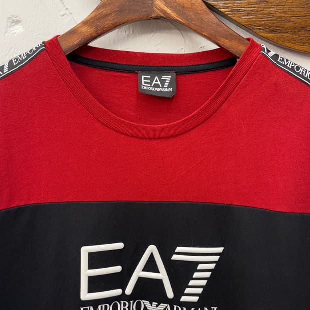 EA7 엠포리오 아르마니 컬러블록 로고 반팔 티셔츠 [M]